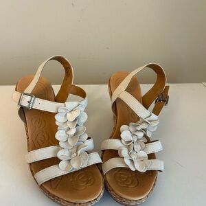 BOC Born Women's White  Leather Slingback Wedge Floral Sandals‎ Sz 7